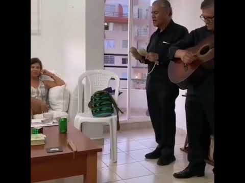 Actuación del trío con guitarra y maracas ante su público